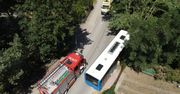 Kierowca miejskiego autobusu zasłabł, wjechał w słup i drzewo. W pojeździe było kilkanaście osób