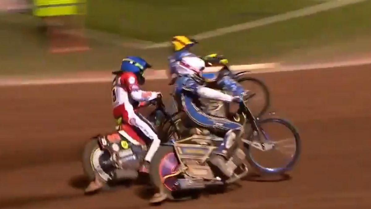 Max Fricke (kask niebieski) w walce z rywalami