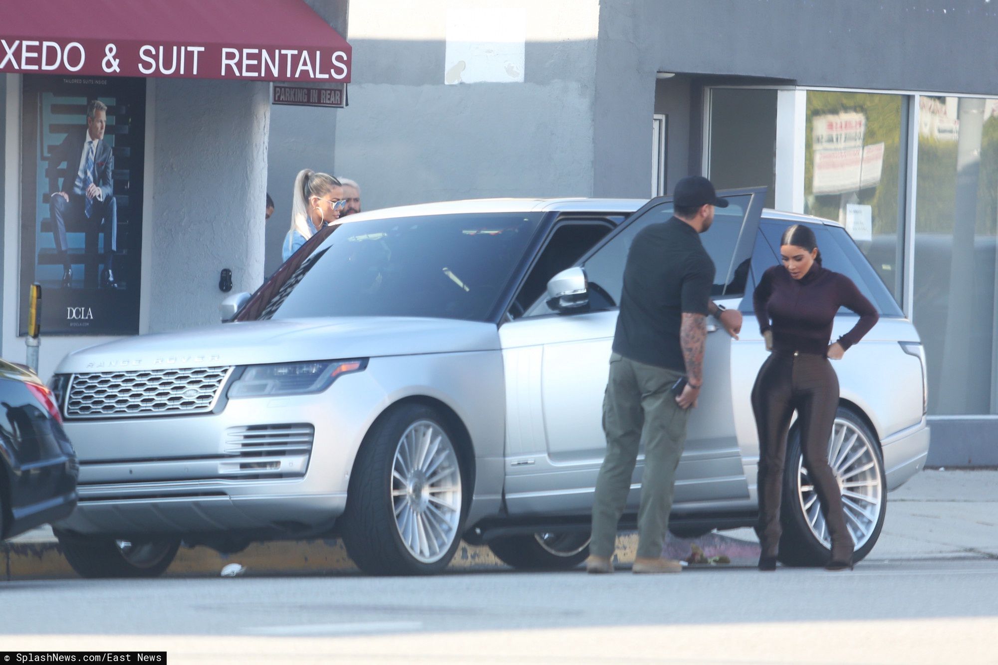 Kim Kardashian i Khloe Kardashian w Los Angeles
