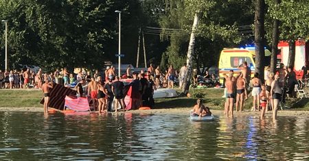 Akcja ratunkowa nad Jeziorem Firlej. Pływając na materacu, zasnął i zsunął się do wody