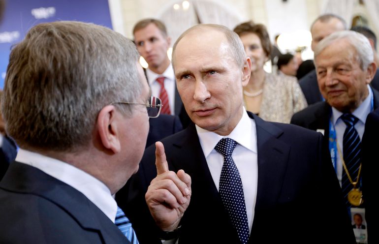 Władimir Putin i Thomas Bach (tyłem) rozmawiają podczas jednego ze spotkań przy okazji igrzysk olimpijskich w Soczi. Fot. David Goldman-Pool/Getty Images.