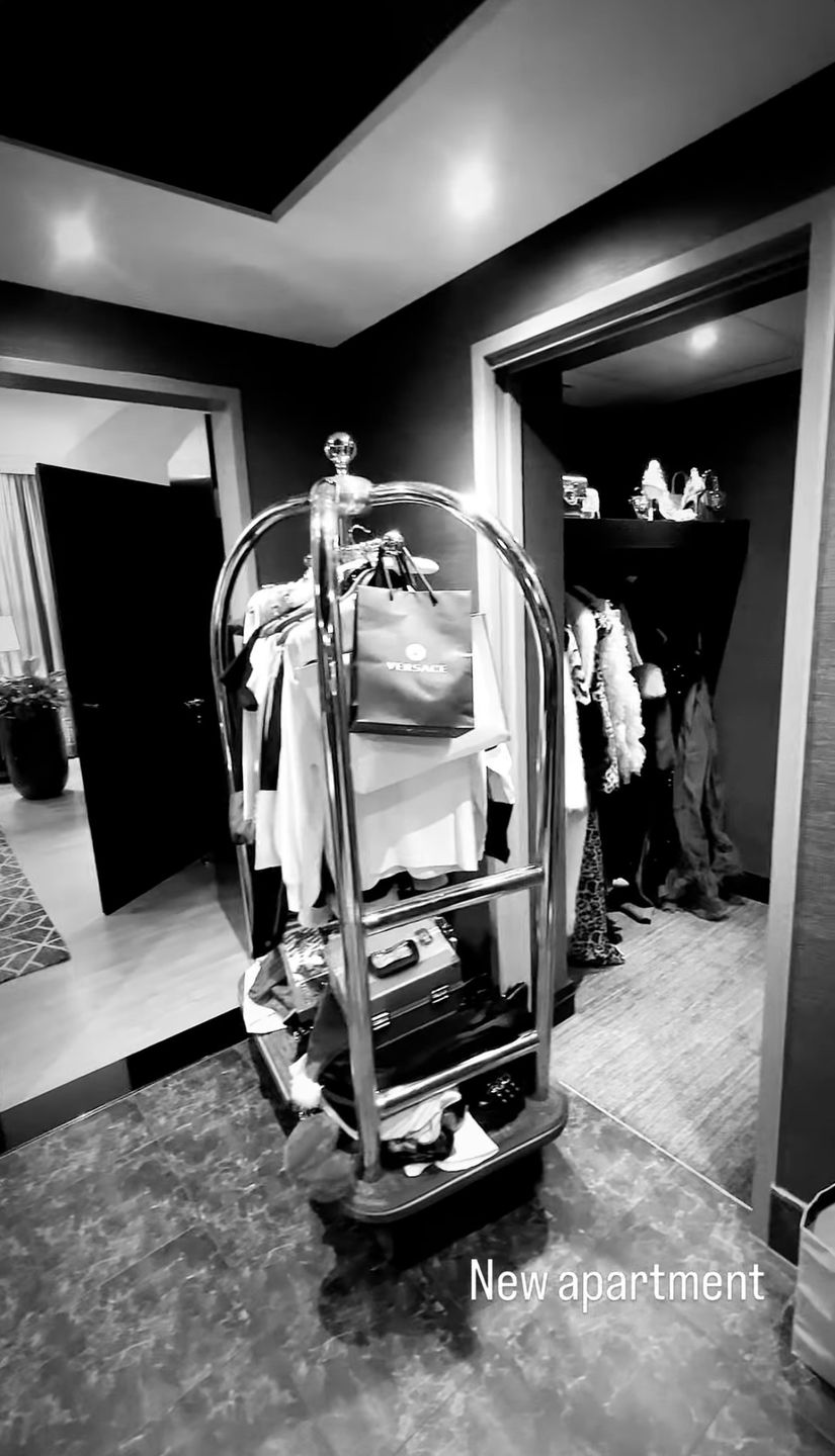 Caroline Derpienski prezentuje wnętrza hotelowego apartamentu 