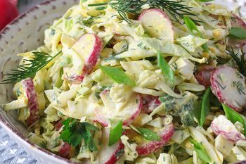 Szybka i pyszna surówka z młodej kapusty. Zalewam lekkim sosem i wszyscy zajadają aż miło