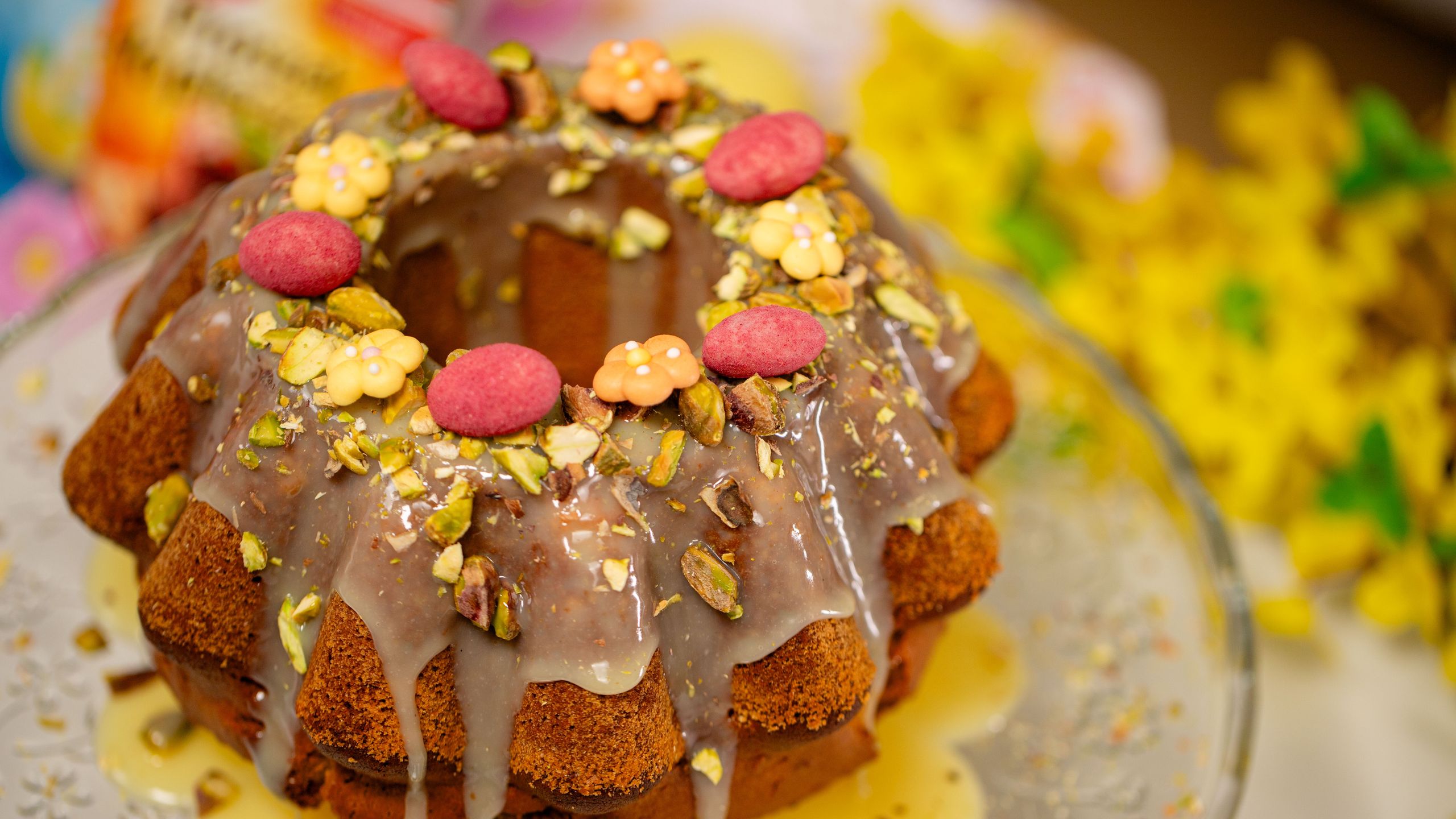Babka pistacjowa z waniliową polewą i dekoracją wielkanocną