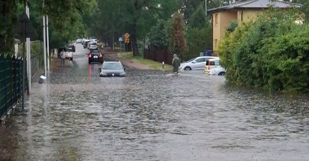 Nawałnica uderzyła w Puławy. Zalane ulice, połamane drzewa i kolejne rozwijające się burze nad Lubelszczyzną