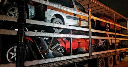 KAS zatrzymała nielegalne odpady – dwie ciężarówki z zużytymi częściami i rozbitymi samochodami