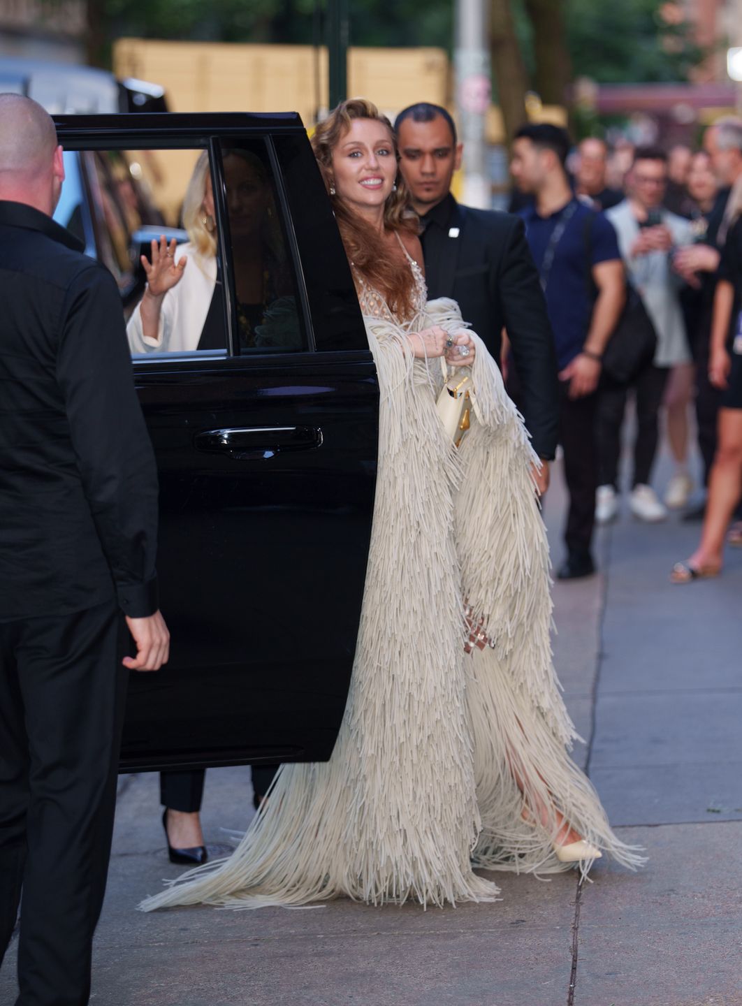 Miley Cyrus zachwyca w kryształowej sukni na premierze