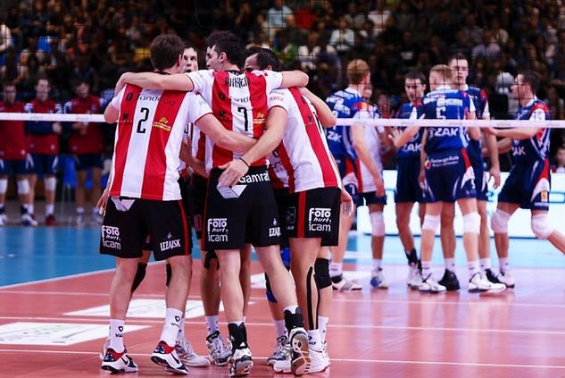 W pierwszym meczu fazy zasadniczej sezonu 2010/2011, Asseco Resovia Rzeszów pokonała ZAKSĘ Kędzierzyn-Koźle 3:2