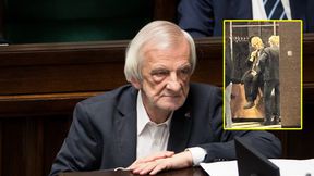 Kabaret. Na zdjęciu widać, co wziął ze sobą, by bronić TVP