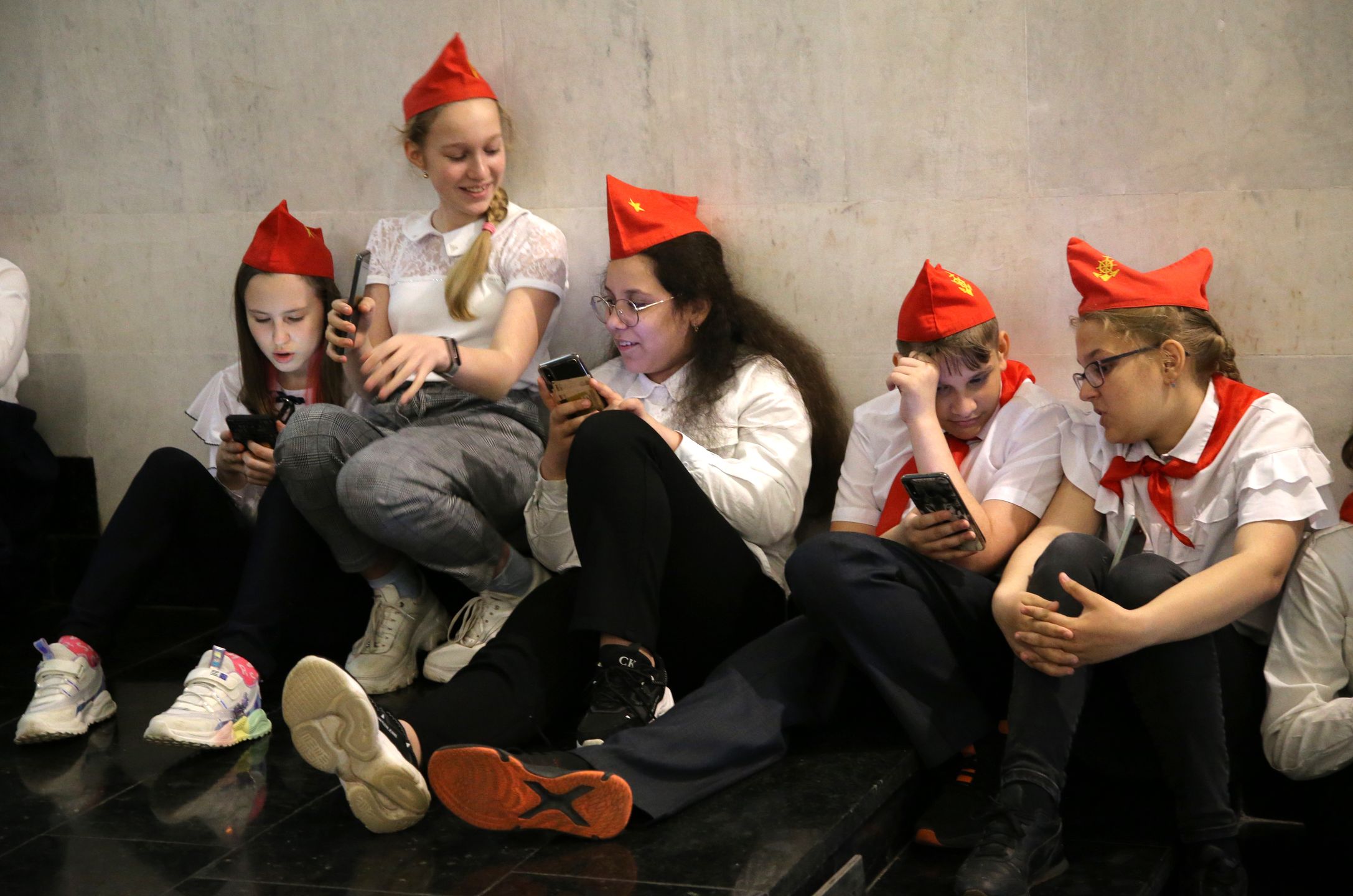 Rosyjskie pionierki z telefonami w dłoniach