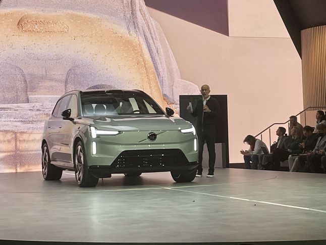 Volvo EX90 i reflektory w kształcie młota Thora