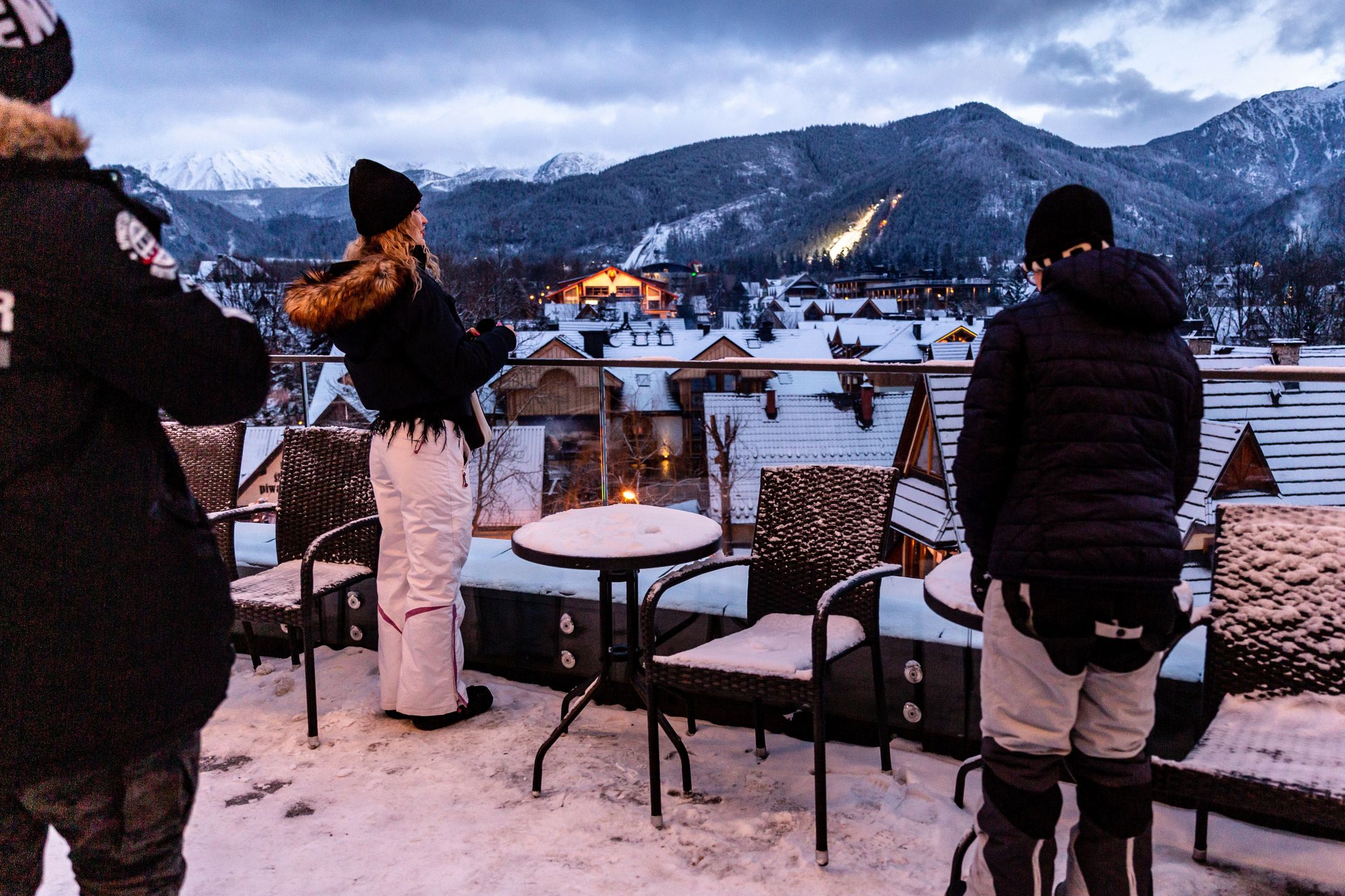 ZAKOPANE, MALOPOLSKIE, POLAND - 2024/01/19: Families look at a rooftop view of the mountain range along Krupowki Street in the center of Zakopane, a popular Tatra mountain holiday resort. (Photo by Dominika Zarzycka/SOPA Images/LightRocket via Getty Images)