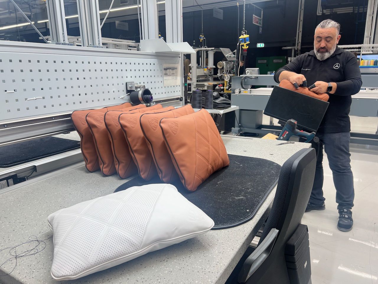 The finishing of characteristic leather cushions by Manufaktur is done by hand.