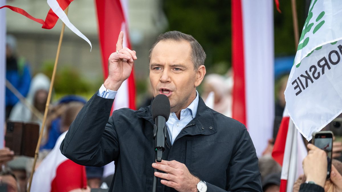 Bydgoszcz, 19.05.2025. Wybory prezydenta RP - kampania przed II turą. Kandydat Komitetu Obywatelskiego na fotel prezydenta RP, popierany przez PiS, prezes Instytutu Pamięci Narodowej Karol Nawrocki podczas spotkania z mieszkańcami w Bydgoszczy, 19 bm. (ad) PAP/Tytus Żmijewski