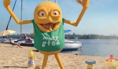 Mały Głód bombardowany na plaży w letniej reklamie Danio (wideo)