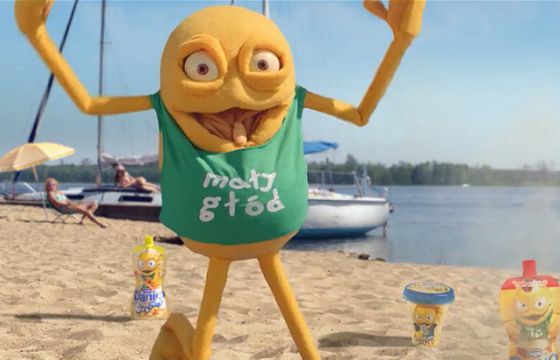 Mały Głód bombardowany na plaży w letniej reklamie Danio (wideo)