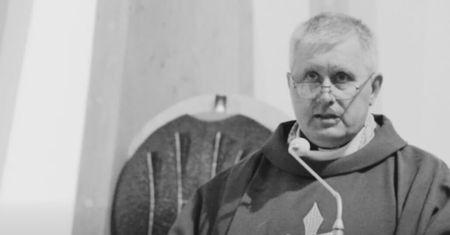 Matka zmarłego księdza chciała dokonać aborcji. Wyznanie na pogrzebie