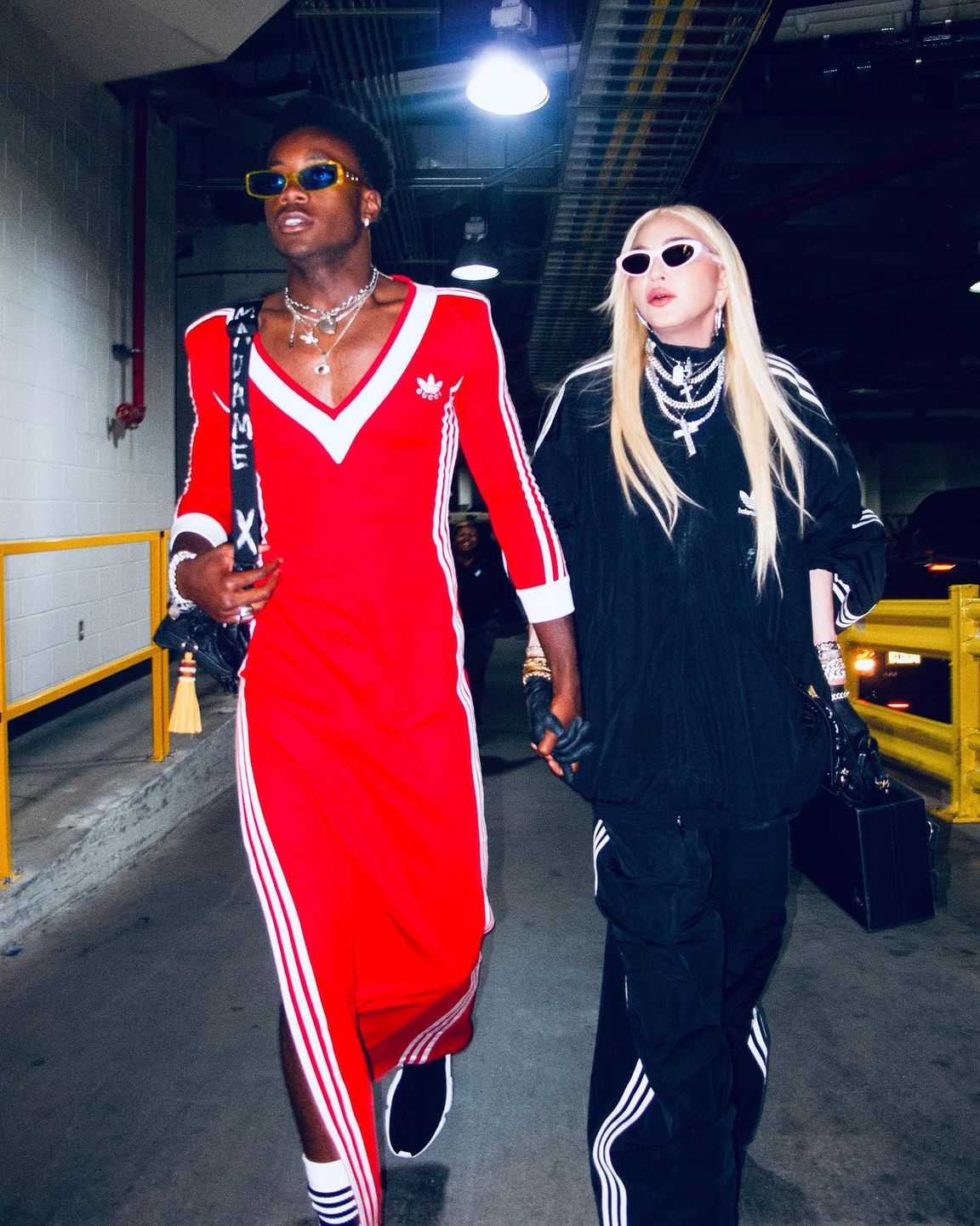 Madonna z synem na bokserskiej walce