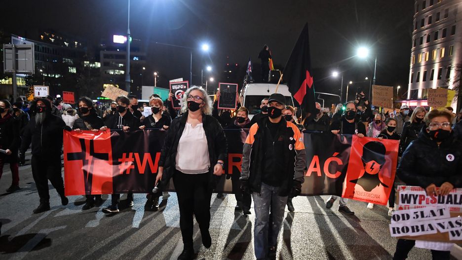 Warszawa, 30.10.2020. Liderka Ogólnopolskiego Strajku Kobiet Marta Lempart (centrum-L) wśród uczestników protestu pod hasłem "Na Warszawę!" w centrum stolicy, 30 bm. Od 22 bm. w całej Polsce trwajš protesty przeciw zaostrzeniu prawa aborcyjnego. (mr) PAP/Radek Pietruszka