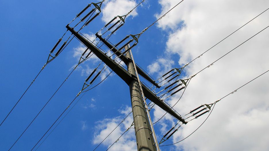 Nauczyciel jednej ze szkół wszedł na słup energetyczny, chcąc w ten sposób zwrócić uwagę na problemy w placówce specjalnej