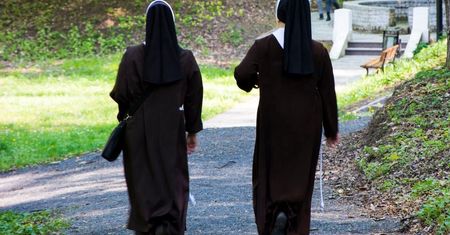 Dramatyczne historie z klasztoru. "Nie mogła pojechać do chorej na raka matki"