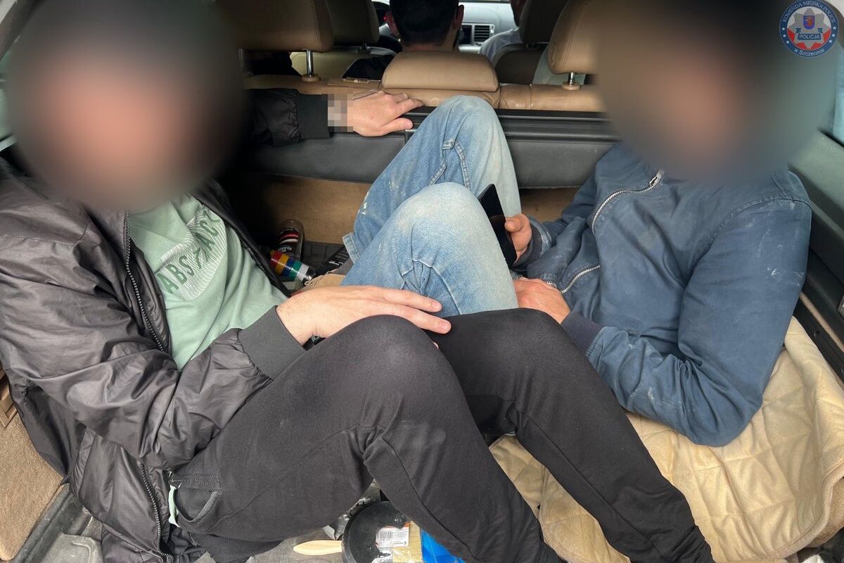 Ośmiu ludzi w jednym aucie. Policja nie miała wyjścia
