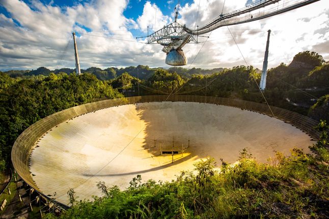 Obserwatorium Arecibo – nieczynny radioteleskop o pojedynczej czaszy o średnicy 305 metrów.