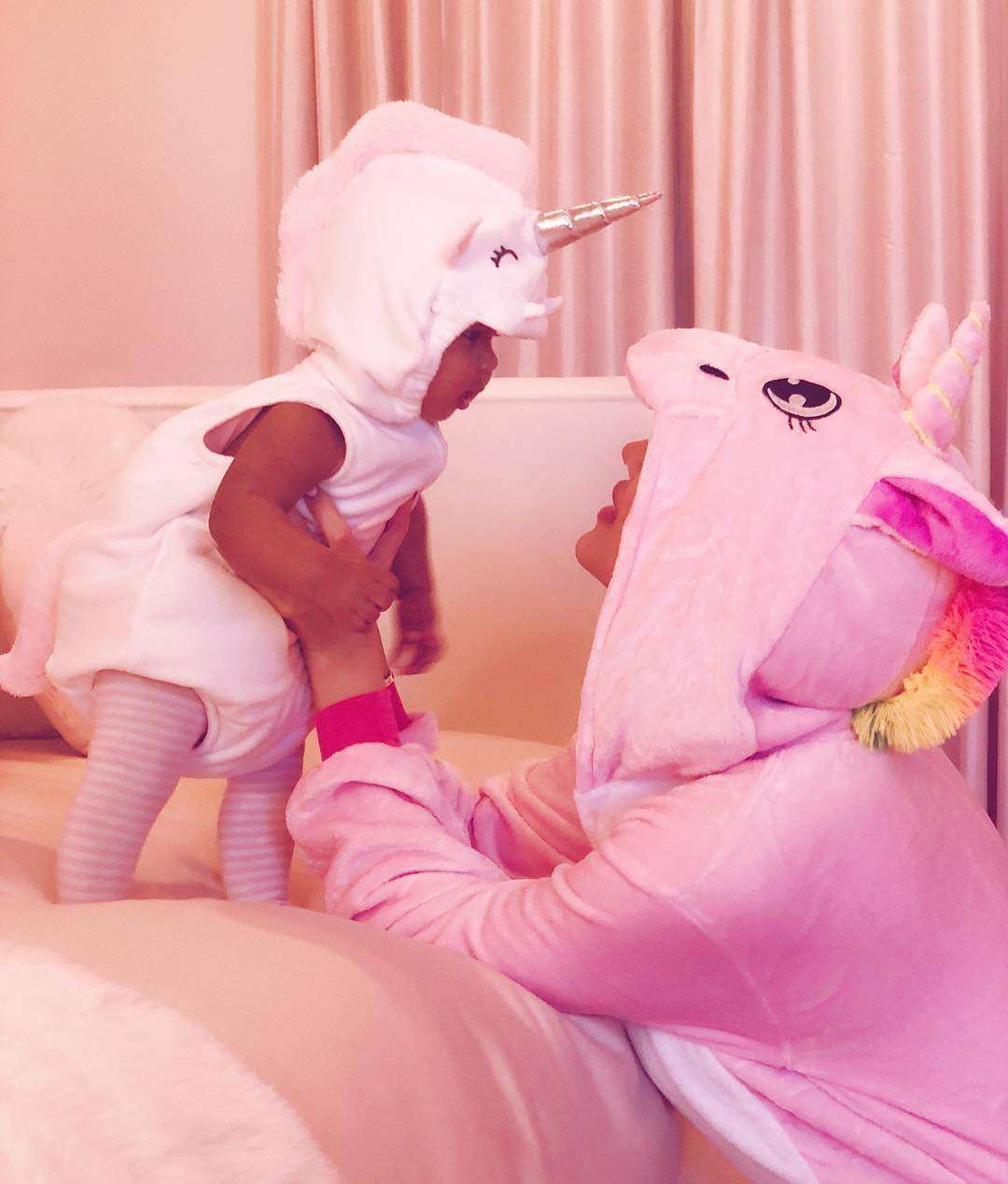 Khloe Kardashian przebrała True Thompson w pięć różnych kostiumów na Halloween 2018