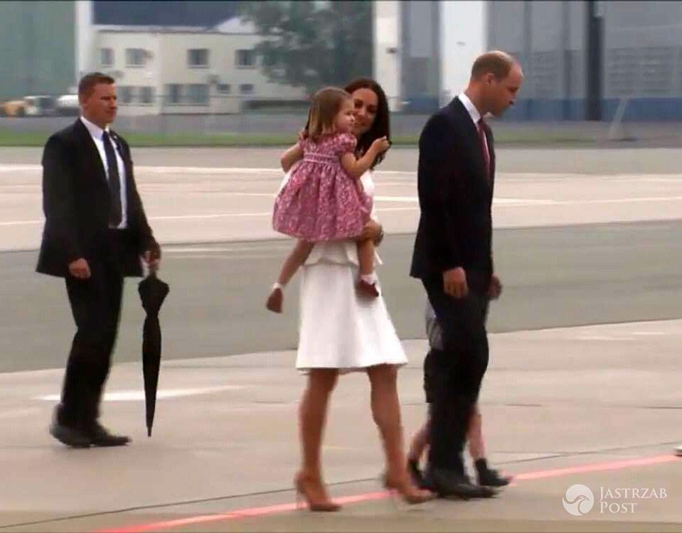 Księżna Kate z księżniczką Charlotte na lotnisku