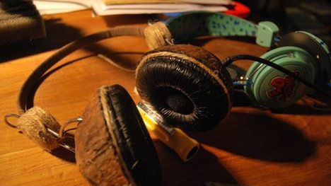 Słuchawki z kokosowych skorup 1