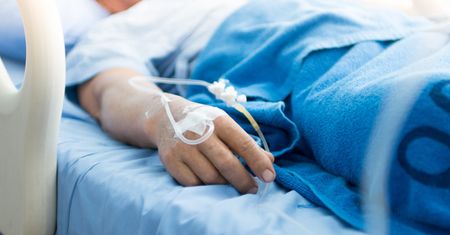Znak czasów pandemii. Sprzedali więcej łóżek, a mniej stołów operacyjnych