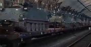 Już suną po torach. Pociąg pełen transporterów pędzi na wschód