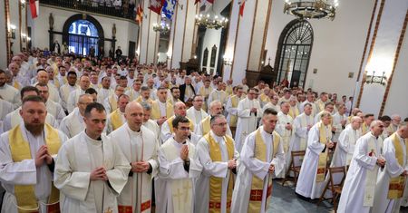 Wielki Czwartek 2025 - szczególny dzień dla kapłanów. Jak podziękować im za posługę?