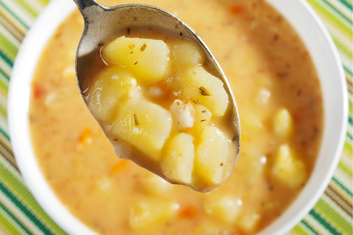 Zupa wiedeńska przypomina odrobinę gulaszową i ziemniaczankę