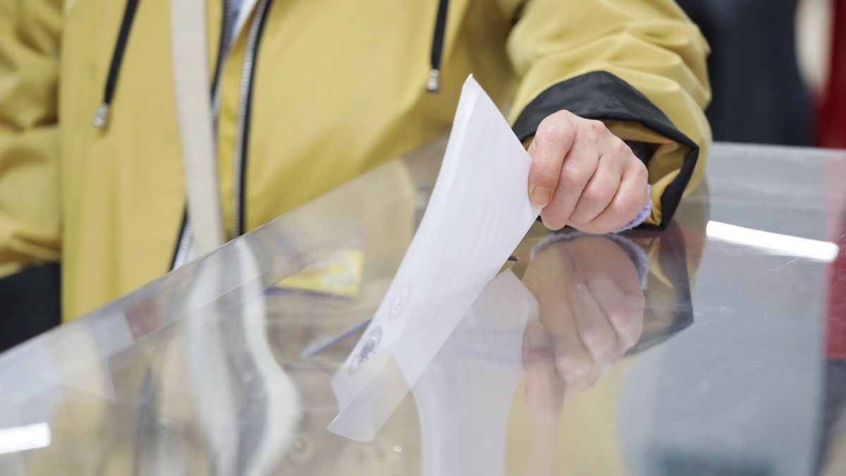 Warszawa, 18.05.2025. Wybory prezydenta RP - I tura. Prezes Głosowanie w lokalu wyborczym w Warszawie, 18 bm. Trwa głosowanie w I turze wyborów prezydenta RP. Do jego zakończenia obowiązuje cisza wyborcza. (aldg) PAP/Tomasz Gzell