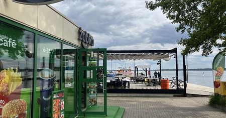 Żabka na wakacjach. Sieć z rekordową liczbą sklepów sezonowych