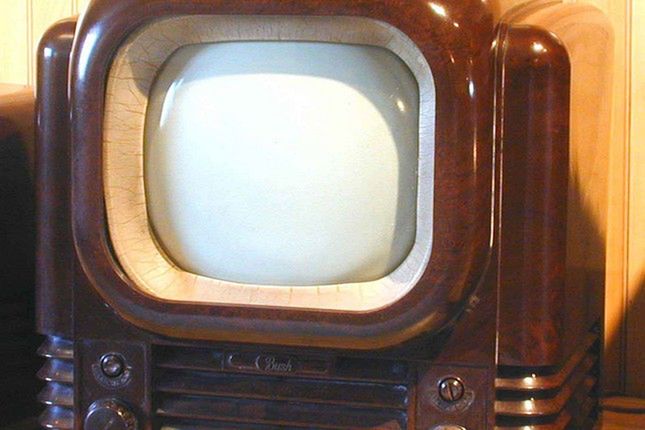 Stary telewizor - wyraźnie widoczna krzywizna ekranu