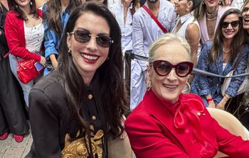 Czerwień i czerń to nie przypadek. Gwiazdy promują drugą część hitu