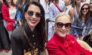 Czerwień i czerń to nie przypadek. Gwiazdy promują drugą część hitu