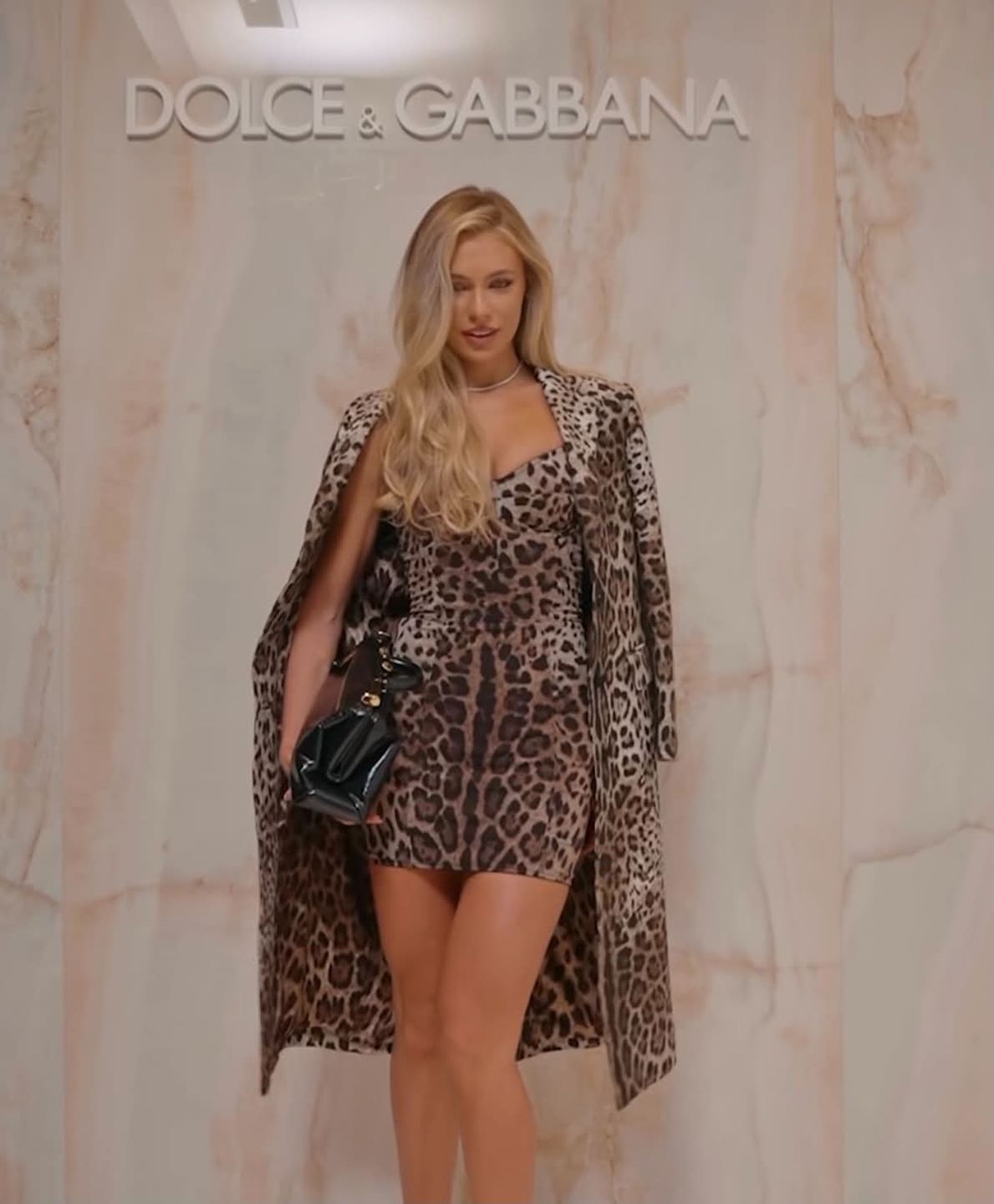 Jutta Leerdam na pokazie Dolce & Gabbana