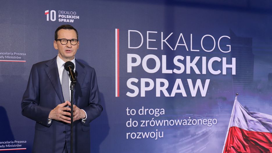 Warszawa, 20.11.2023. Premier Mateusz Morawiecki podczas spotkania z mieszkańcami w Cafe&Bistro Radość w Warszawie, 20 bm. (amb) PAP/Paweł Supernak