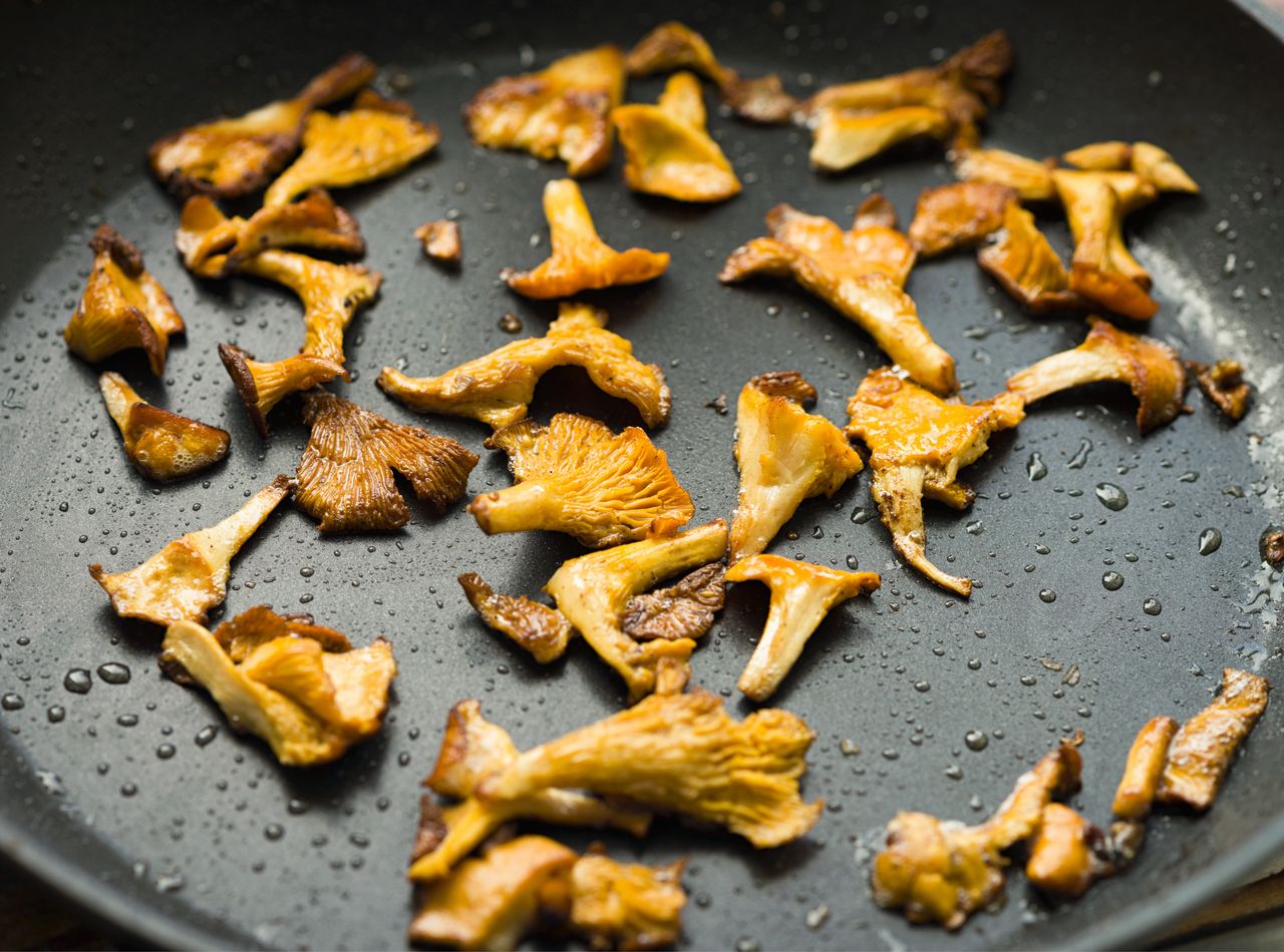 Jak smażyć kurki, żeby nie były gorzkie? Wielu robi ten błąd