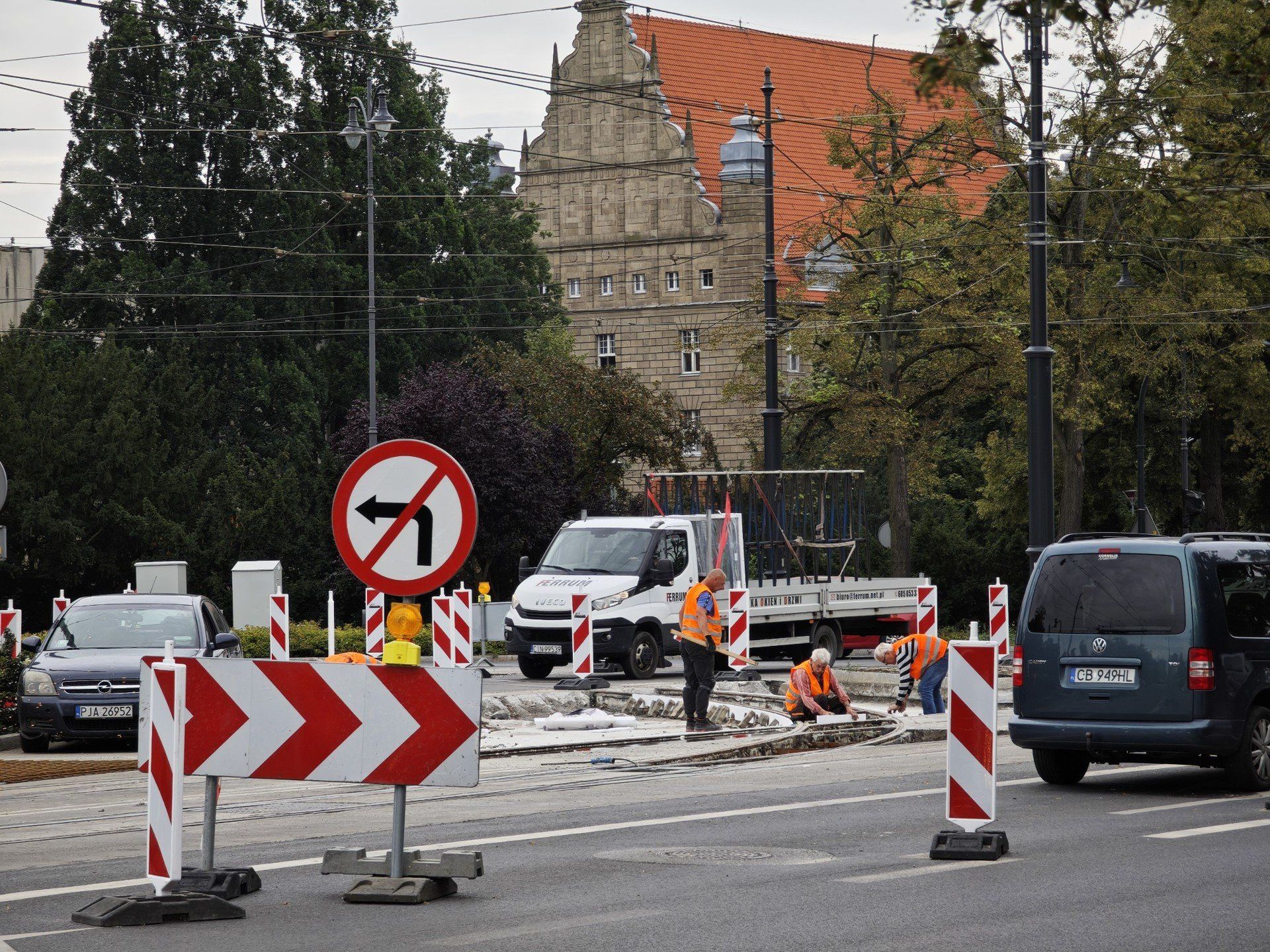 Naprawa nawierzchni w węźle przesiadkowym w alei św. Jana Pawła II w Toruniu