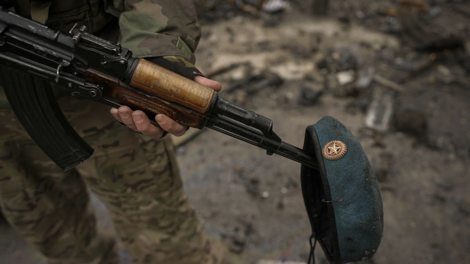 Wojna w Ukrainie - Rosjanie wycofali si? z lotniska HostomelA Ukrainian serviceman poses with a Russian beret he retrieved from destroyed Russian military vehicles on his weapon, at the Antonov airport in Hostomel, Ukraine, Saturday, April 2, 2022. At the entrance to Antonov Airport in Hostomel Ukrainian troops manned their positions, a sign they are in full control of the runway that Russia tried to storm in the first days of the war. (AP Photo/Vadim Ghirda)AP