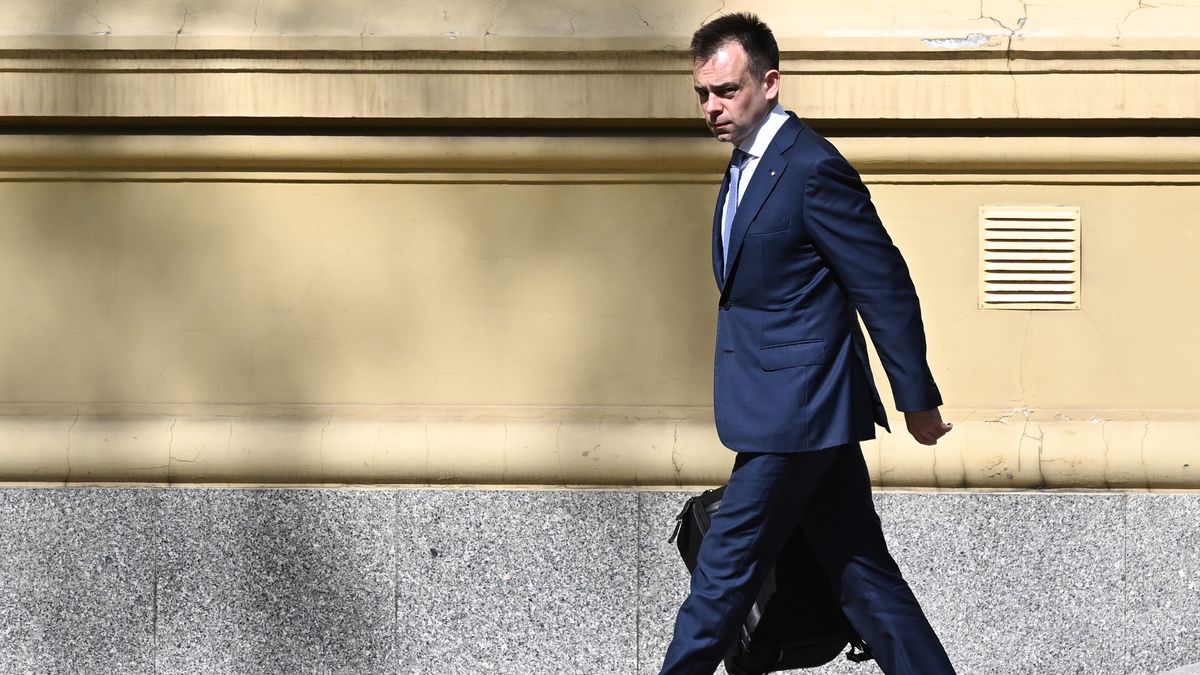 Andrzej DomańskiWarszawa, 09.04.2024. Minister finansów Andrzej Domański wychodzi z KPRM w Warszawie, po posiedzeniu rządu, 9 bm. Rząd zajmował się m.in. projektem ws. programu "Aktywny rodzic", czyli tzw. babciowym. (mr) PAP/Radek PietruszkaRadek Pietruszkakancelaria prezesa rady ministr�, kancelaria prezesa rady ministr�w, kprm, polityk polityka, posiedzenie, rada ministr�w, rz�d, rz�du