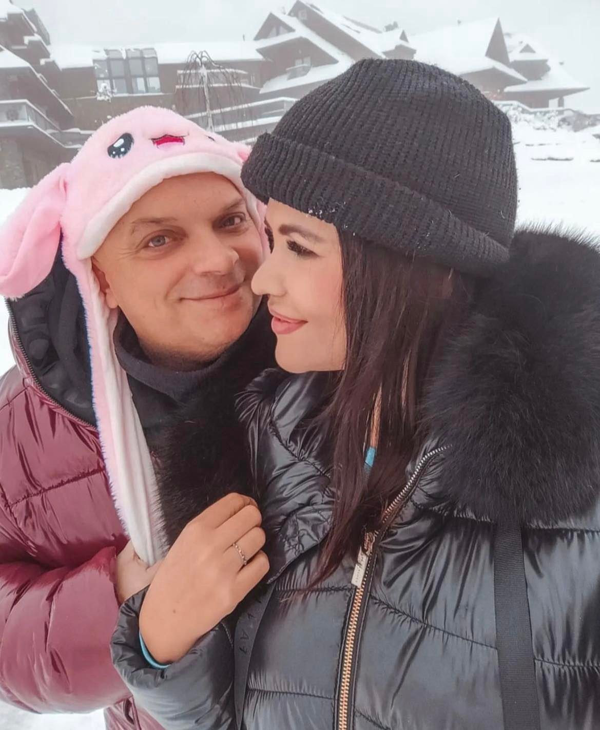 Krzysztof Skiba i jego młodsza o 26 lat ukochana migdalą się niczym nastolatkowie w balii