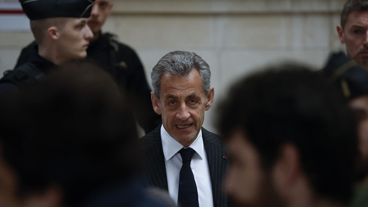 Former French President Nicolas Sarkozy (C) arrives to the courthouse to attend a hearing in his appeal trial at the Justice Palace in Paris, France, 14 February 2024. Sarkozy appeals a one-year sentence in the Bygmalion affair for exceeding the electoral spending ceiling during his presidential campaign in 2012. EPA/YOAN VALAT Dostawca: PAP/EPA.