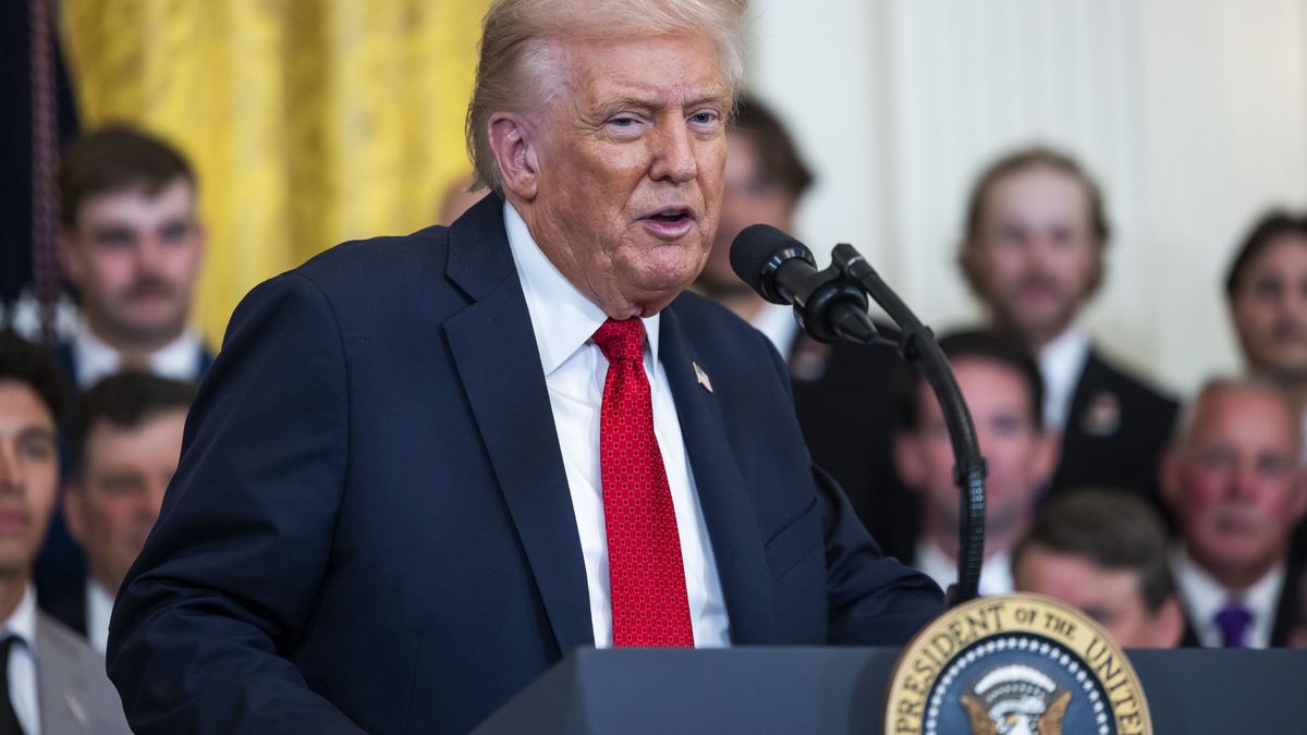 US President Donald Trump honors the Louisiana State University (LSU) and LSU Shreveport championship baseball teams in the East Room of the White House in Washington, DC, USA, 20 October 2025. EPA/JIM LO SCALZO Dostawca: PAP/EPA.