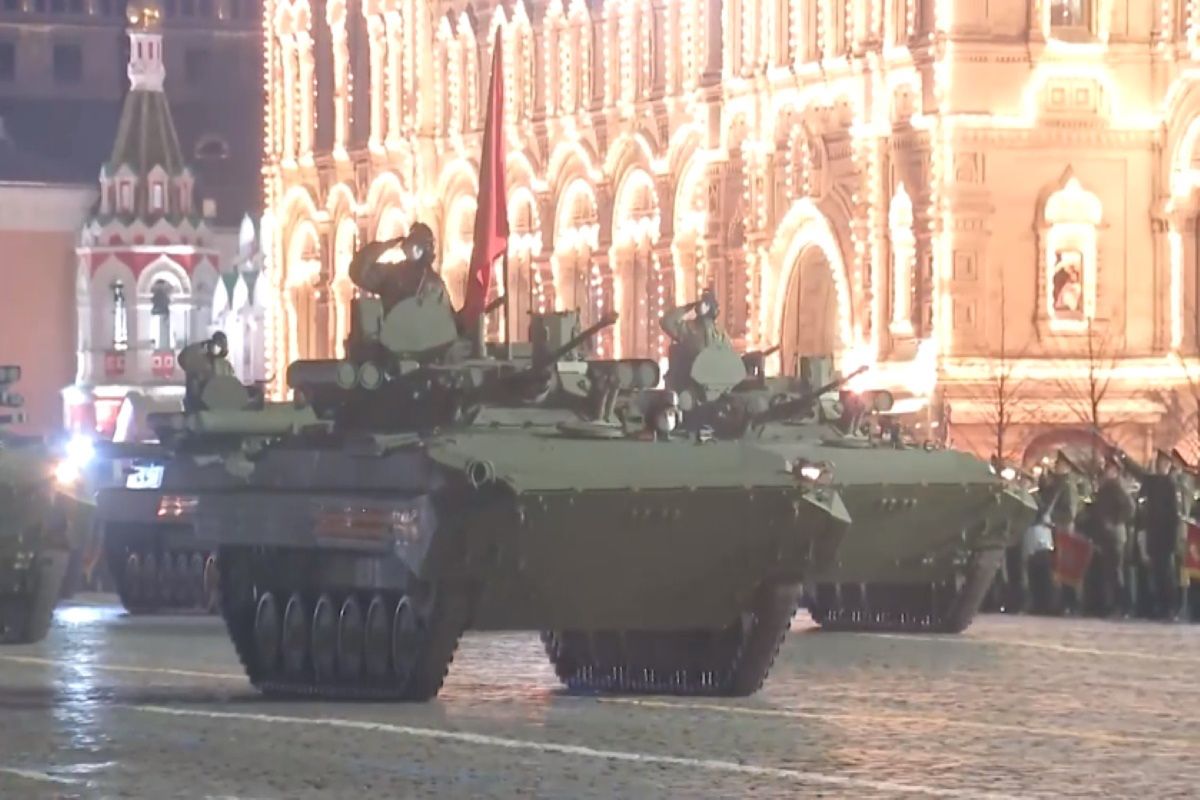 Rosja. Pod osłoną nocy na plac Czerwony wjechały czołgi