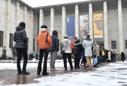 Warszawa. Gigantyczna kolejka zwiedzających do Muzeum Narodowego [ZDJĘCIA]